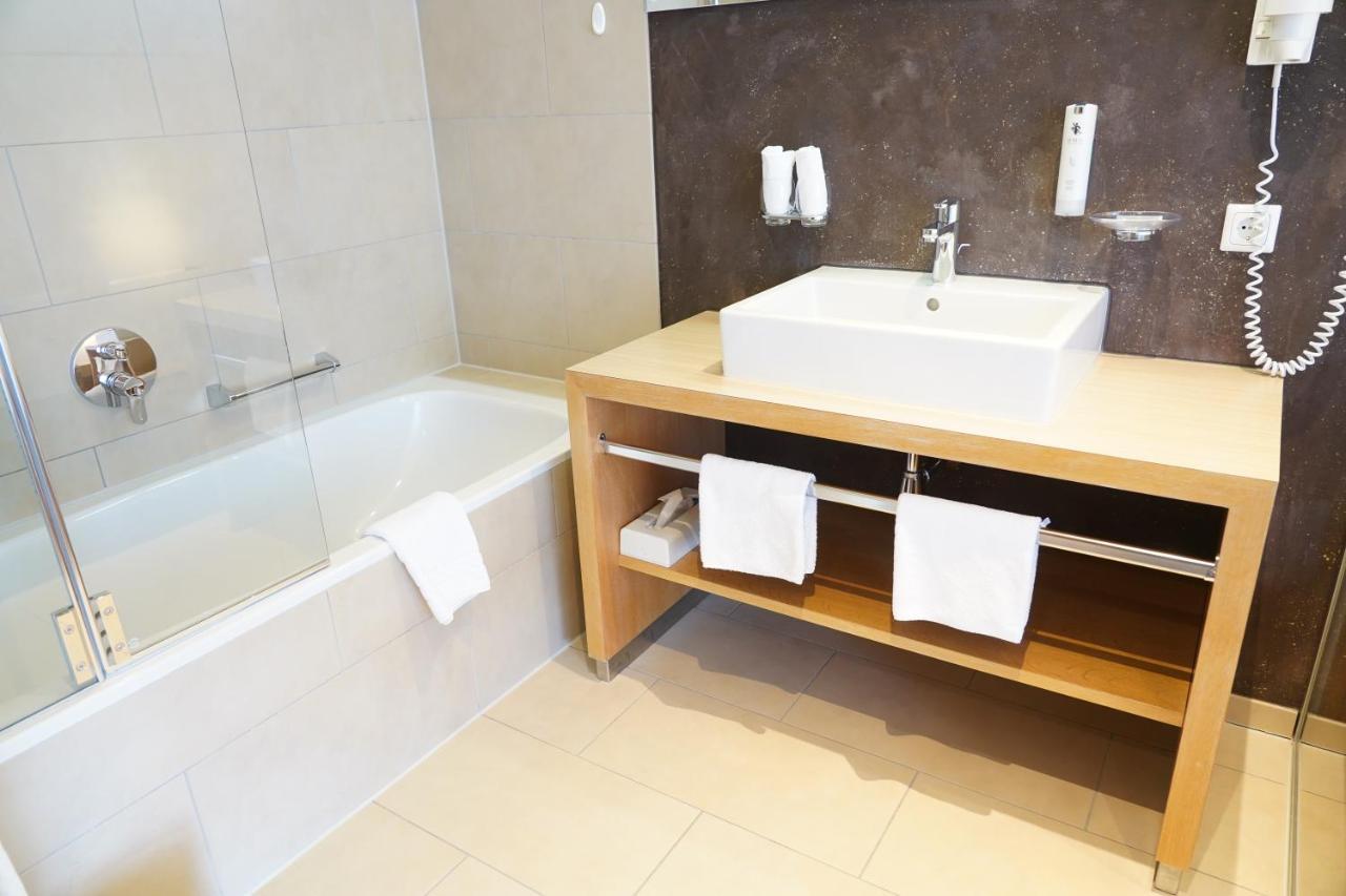 Quality Hosts Arlberg - Hotel Goldenes Kreuz B&B St. Anton am Arlberg Exterior foto
