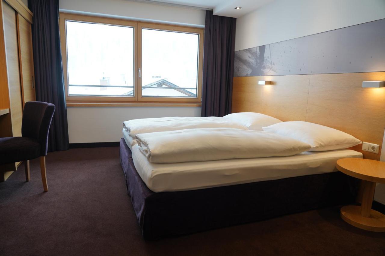 Quality Hosts Arlberg - Hotel Goldenes Kreuz B&B St. Anton am Arlberg Exterior foto