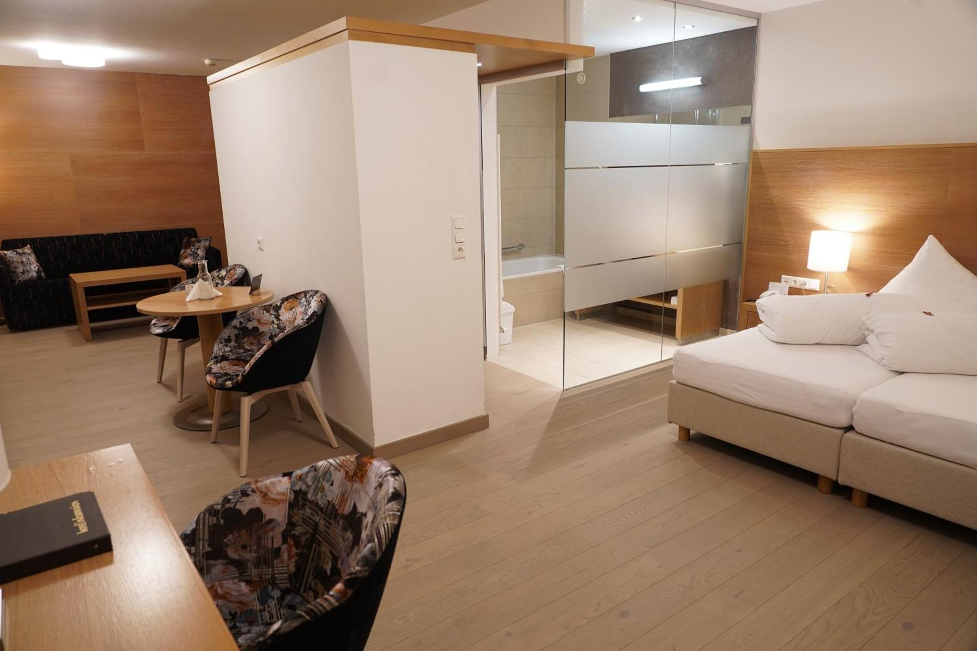 Quality Hosts Arlberg - Hotel Goldenes Kreuz B&B St. Anton am Arlberg Exterior foto