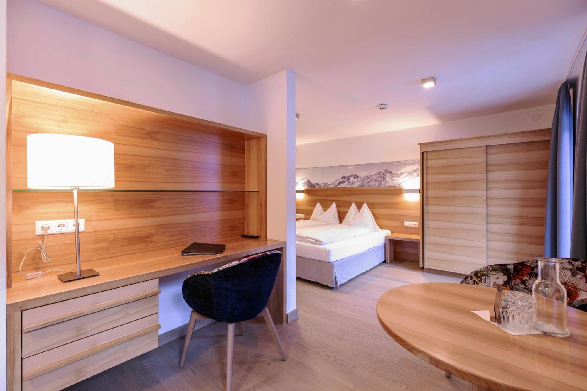 Quality Hosts Arlberg - Hotel Goldenes Kreuz B&B St. Anton am Arlberg Exterior foto