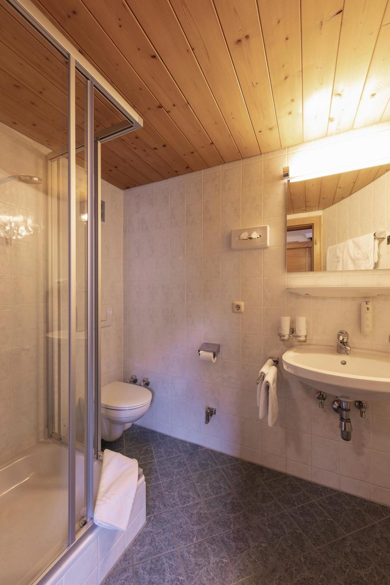 Quality Hosts Arlberg - Hotel Goldenes Kreuz B&B St. Anton am Arlberg Exterior foto